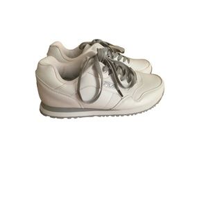 Fila womens white lace up casual athleisure white shoes size 9 walking shoes